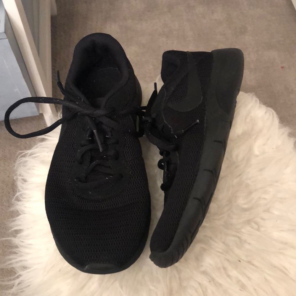 Black tangent Nike’s